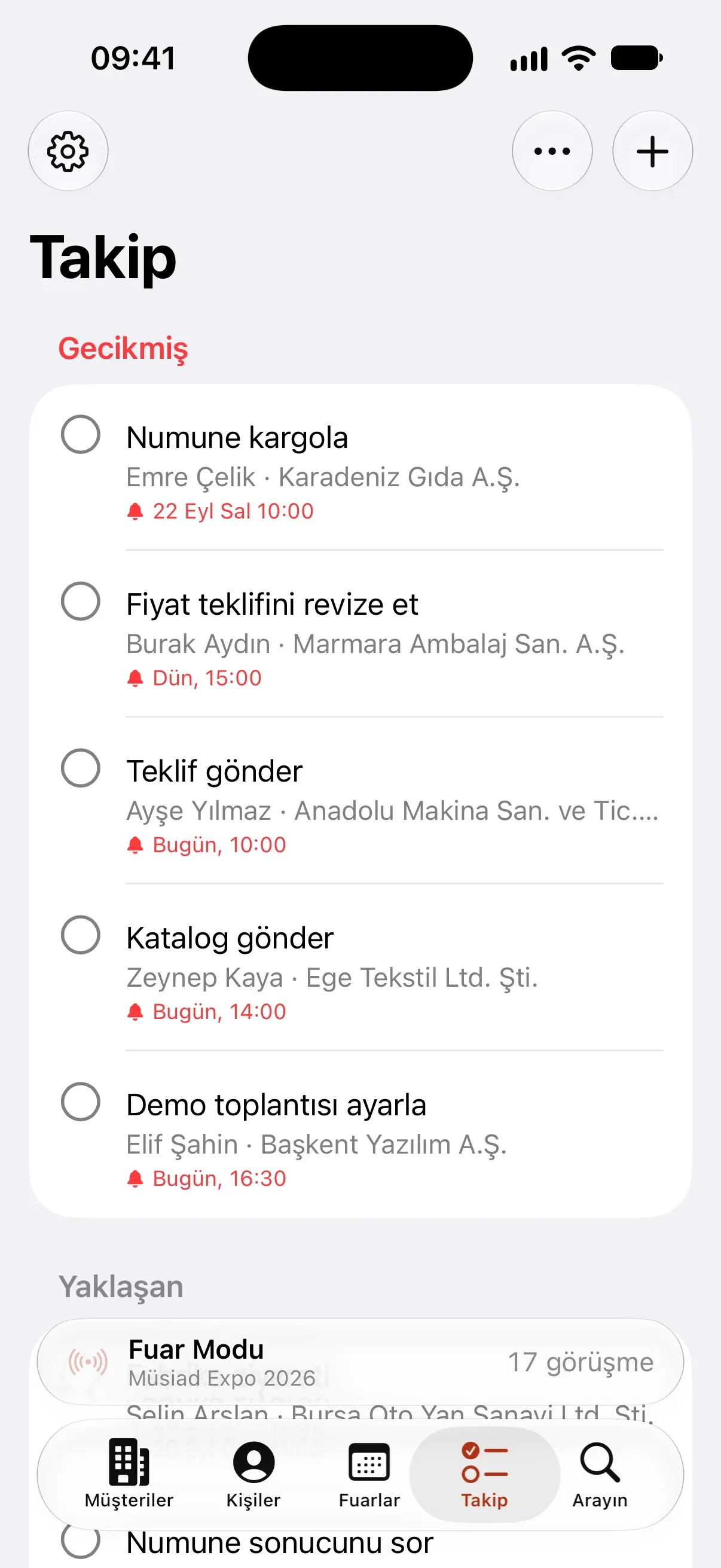 iPhone’da Takip: gecikmiş Numune kargola ve Fiyat teklifini revize et; bugün Teklif gönder, Katalog gönder, Demo toplantısı ayarla