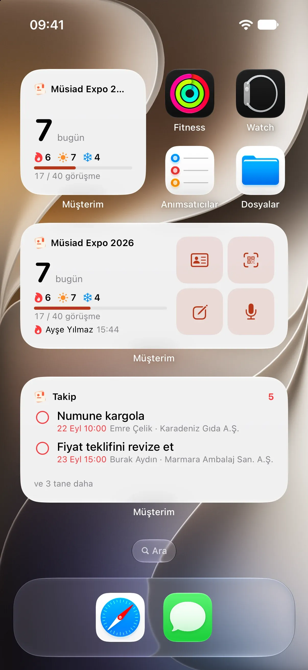 iPhone ana ekranında Musteri widget’ları: Fuar Modu sayacı (bugün 7, 17 / 40 görüşme) ve kayıt düğmeleri, Takip widget’ı